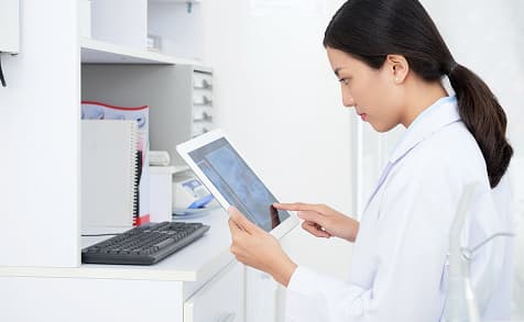 作業をしている女性